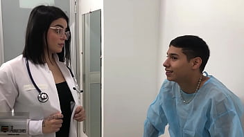 Amateur Latina doctor performs oral sex on patient for treatment